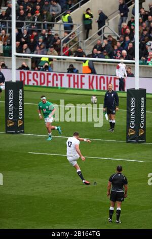 London, Großbritannien. Februar 2020. Owen Farrell aus England startet eine Umwandlung während Guinness Six Nations zwischen England und Irland im Twickenham Stadium, London, England am 23. Februar (Foto von Mitchell Gunn/Espa-Images) Credit: European Sports Photographic Agency/Alamy Live News Stockfoto