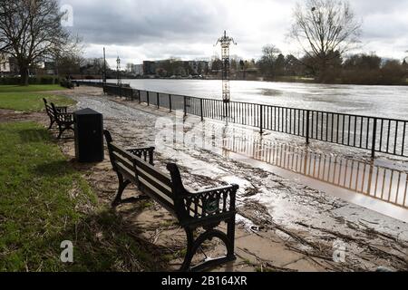 Worcester River Severn überschwemmt. 23/02/20120 Worcester, England, Großbritannien. Wasser aus den ersten Überschwemmungen in diesem Jahr scheint Sun auf den einst überschwemmten Schutt des Flusses severn Worcester Stockfoto