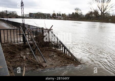 Worcester River Severn überschwemmt. 23/02/20120 Worcester, England, Großbritannien. Wasser aus den ersten Überschwemmungen in diesem Jahr scheint Sun auf den einst überschwemmten Schutt des Flusses severn Worcester Stockfoto