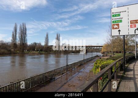 Worcester River Severn überschwemmt. 23/02/20120 Worcester, England, Großbritannien. Wasser aus den ersten Überschwemmungen in diesem Jahr scheint Sun auf den einst überschwemmten Schutt des Flusses severn Worcester Stockfoto