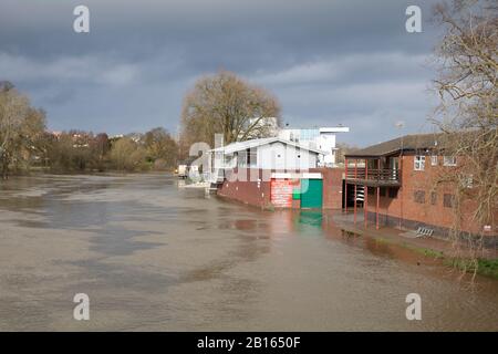 Worcester River Severn überschwemmt. 23/02/20120 Worcester, England, Großbritannien. Wasser aus den ersten Überschwemmungen in diesem Jahr scheint Sun auf den überschwemmten Kanuclub von Worcester Stockfoto