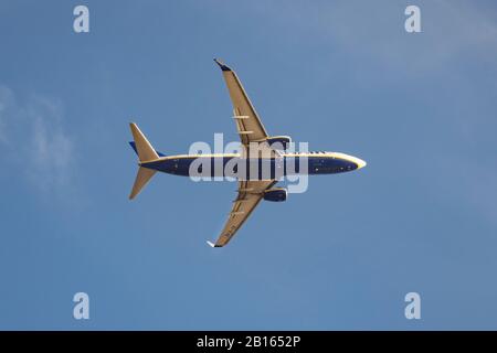 Ansicht von unten eines Boeing-Flugzeugs der Billigfluggesellschaft Ryanair, das vom Flughafen Tenera-Süd, auf der Insel Tenera, auf den Kanarischen Inseln, abfliegt Stockfoto