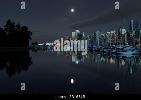 Bild der Innenstadt von Vancouver Canada in einer klaren Nacht mit Vollmond, aufgenommen aus dem Stanley Park Stockfoto