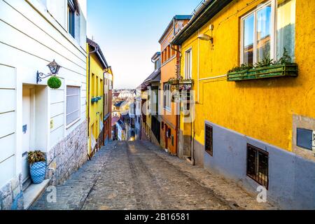 Charmante Häuser an der Gül Baba Straße (Gül Baba utca) heißen "Budapests Schönste Straße", Budapest, Ungarn Stockfoto