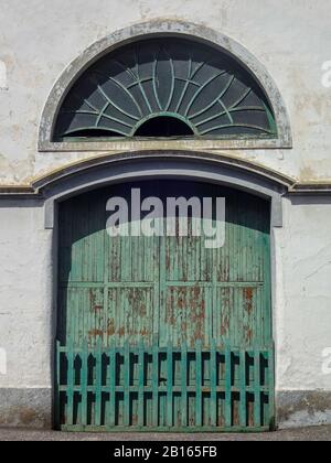 Alte grüne Tür und rundes Fenster in einem alten weißen spanischen Haus in Garachico auf Teneras Stockfoto