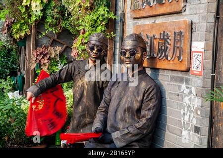 Zwei chinesische Männer in traditionellem Kleid außerhalb des Shops im Chengdu Breiten und Schmalen Gassen Einkaufsviertel Stockfoto