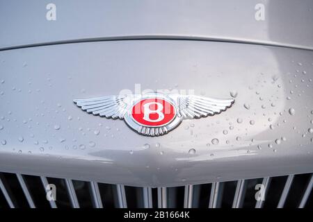 Bentley-Logo auf der Motorhaube eines silberfarbenen Autos Stockfoto