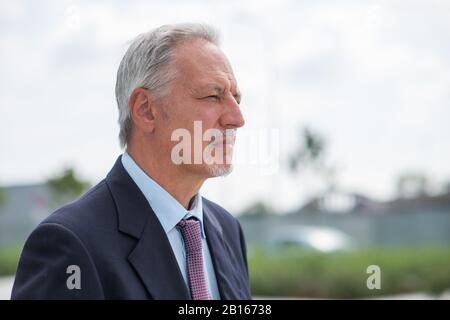 Porträt eines hochbewussten Geschäftsmannes, der in einer modernen Stadt spazieren geht Stockfoto