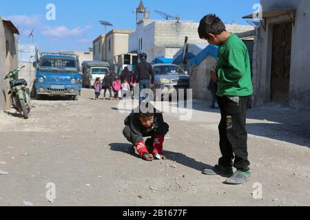 Februar 2020: Atme, Idlib. Februar 2020. Kinder spielen im Al-Karamah-Lager für Heimatvertriebene in der Stadt Atma in der nördlichen Landschaft Idlib. Das Flüchtlingslager Al-Karamah ist eines der größten Flüchtlingslager Syriens und umfasst mehr als 15 Unterlager. Es wird angenommen, dass es sich um eines der ersten Flüchtlingslager in der Stadt Atme handelt und seit onÂ 2012, kurz nach Beginn des syrischen Konflikts, auf den Hügeln nahe der Grenze zwischen Syrien und der Türkei aktiv war, um Binnenvertriebene aufzunehmen. In den letzten Monaten, mit der Intensivierung der Idlib und Stockfoto