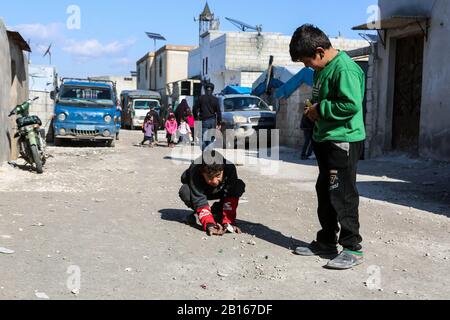 Februar 2020: Atme, Idlib. Februar 2020. Kinder spielen im Al-Karamah-Lager für Heimatvertriebene in der Stadt Atma in der nördlichen Landschaft Idlib. Das Flüchtlingslager Al-Karamah ist eines der größten Flüchtlingslager Syriens und umfasst mehr als 15 Unterlager. Es wird angenommen, dass es sich um eines der ersten Flüchtlingslager in der Stadt Atme handelt und seit onÂ 2012, kurz nach Beginn des syrischen Konflikts, auf den Hügeln nahe der Grenze zwischen Syrien und der Türkei aktiv war, um Binnenvertriebene aufzunehmen. In den letzten Monaten, mit der Intensivierung der Idlib und Stockfoto