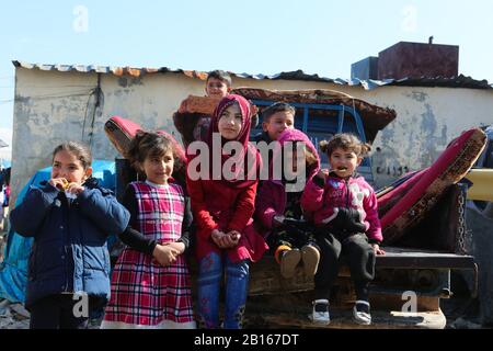 Februar 2020: Atme, Idlib. Februar 2020. Kinder spielen im Al-Karamah-Lager für Heimatvertriebene in der Stadt Atma in der nördlichen Landschaft Idlib. Das Flüchtlingslager Al-Karamah ist eines der größten Flüchtlingslager Syriens und umfasst mehr als 15 Unterlager. Es wird angenommen, dass es sich um eines der ersten Flüchtlingslager in der Stadt Atme handelt und seit onÂ 2012, kurz nach Beginn des syrischen Konflikts, auf den Hügeln nahe der Grenze zwischen Syrien und der Türkei aktiv war, um Binnenvertriebene aufzunehmen. In den letzten Monaten, mit der Intensivierung der Idlib und Stockfoto