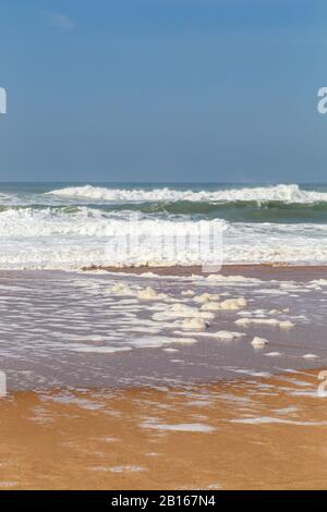 Meeresküste, Bewegungswellen mit Schaum. Windkraft. Türkisfarbenes Wasser. Stockfoto