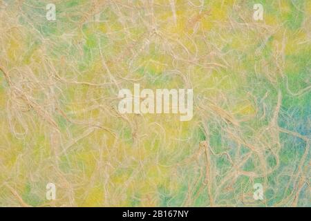 Natürliches thailändisches Maulbeer-Kozo-Papier gegen grünes, blaues und gelbes marmoriertes Papier Stockfoto