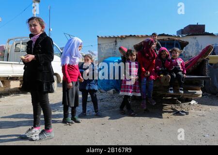 Februar 2020: Atme, Idlib. Februar 2020. Kinder spielen im Al-Karamah-Lager für Heimatvertriebene in der Stadt Atma in der nördlichen Landschaft Idlib. Das Flüchtlingslager Al-Karamah ist eines der größten Flüchtlingslager Syriens und umfasst mehr als 15 Unterlager. Es wird angenommen, dass es sich um eines der ersten Flüchtlingslager in der Stadt Atme handelt und seit onÂ 2012, kurz nach Beginn des syrischen Konflikts, auf den Hügeln nahe der Grenze zwischen Syrien und der Türkei aktiv war, um Binnenvertriebene aufzunehmen. In den letzten Monaten, mit der Intensivierung der Idlib und Stockfoto