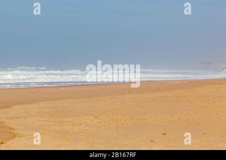 Meeresküste, Bewegungswellen mit Schaum. Windkraft. Türkisfarbenes Wasser. Stockfoto