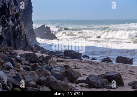 Meeresküste, Bewegungswellen mit Schaum. Windkraft. Türkisfarbenes Wasser. Stockfoto