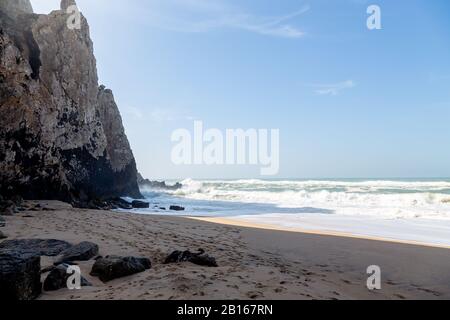 Meeresküste, Bewegungswellen mit Schaum. Windkraft. Türkisfarbenes Wasser. Stockfoto