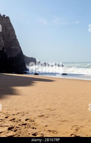 Meeresküste, Bewegungswellen mit Schaum. Windkraft. Türkisfarbenes Wasser. Stockfoto