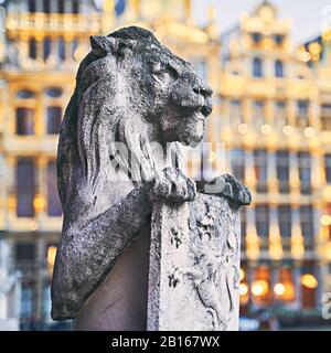 Löwenstatue am Grand Place in Brüssel, Belgien in der Abenddämmerung Stockfoto