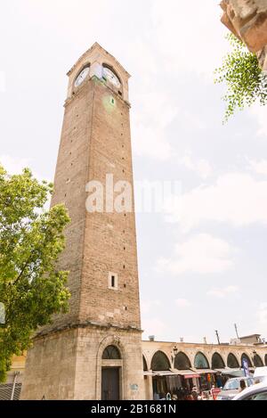 Nahaufnahme des Uhrturms von Adana Turkey Stockfoto