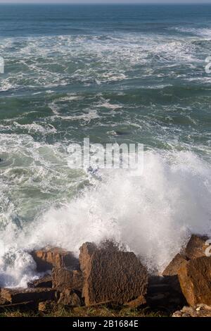 Meeresküste, Bewegungswellen mit Schaum. Windkraft. Türkisfarbenes Wasser. Stockfoto