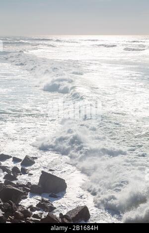 Meeresküste, Bewegungswellen mit Schaum. Windkraft. Türkisfarbenes Wasser. Stockfoto