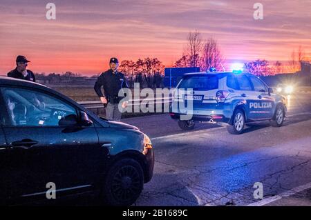 Casalpusterlengo, Italien. Februar 2020. CASALPUSTERLENGO Polizei blockiert Diejenigen, die das Land betreten, können das Coronavirus nicht verlassen, um es zu enthalten Kredit: Unabhängige Fotoagentur Srl/Alamy Live News Stockfoto