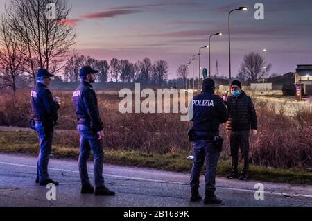 Casalpusterlengo, Italien. Februar 2020. CASALPUSTERLENGO Polizei blockiert Diejenigen, die das Land betreten, können das Coronavirus nicht verlassen, um es zu enthalten Kredit: Unabhängige Fotoagentur Srl/Alamy Live News Stockfoto