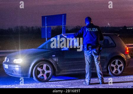 Casalpusterlengo, Italien. Februar 2020. CASALPUSTERLENGO Polizei blockiert Diejenigen, die das Land betreten, können das Coronavirus nicht verlassen, um es zu enthalten Kredit: Unabhängige Fotoagentur Srl/Alamy Live News Stockfoto