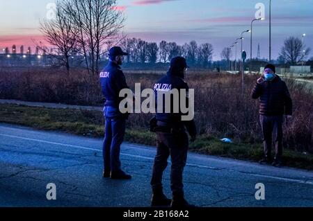 Casalpusterlengo, Italien. Februar 2020. CASALPUSTERLENGO Polizei blockiert Diejenigen, die das Land betreten, können das Coronavirus nicht verlassen, um es zu enthalten Kredit: Unabhängige Fotoagentur Srl/Alamy Live News Stockfoto