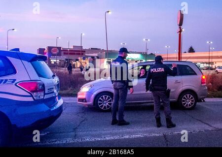 Casalpusterlengo, Italien. Februar 2020. CASALPUSTERLENGO Polizei blockiert Diejenigen, die das Land betreten, können das Coronavirus nicht verlassen, um es zu enthalten Kredit: Unabhängige Fotoagentur Srl/Alamy Live News Stockfoto