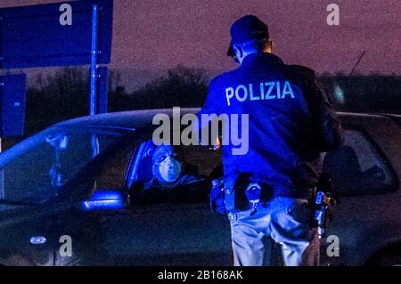 Casalpusterlengo, Italien. Februar 2020. CASALPUSTERLENGO Polizei blockiert Diejenigen, die das Land betreten, können das Coronavirus nicht verlassen, um es zu enthalten Kredit: Unabhängige Fotoagentur Srl/Alamy Live News Stockfoto