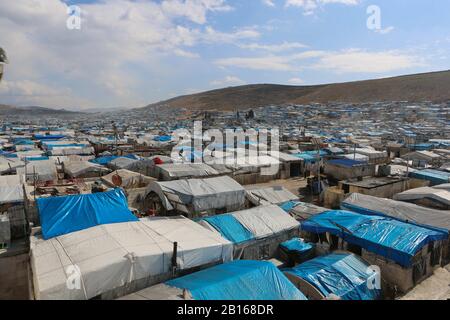 Februar 2020: Atme, Idlib. Februar 2020. Das Al-Karamah-Lager für Heimatvertriebene in der Stadt Atma in der nördlichen Landschaft von Idlib. Das Flüchtlingslager Al-Karamah ist eines der größten Flüchtlingslager Syriens und umfasst mehr als 15 Unterlager. Es wird angenommen, dass es sich um eines der ersten Flüchtlingslager in der Stadt Atma handelt und seit 2012, kurz nach Beginn des syrischen Konflikts, auf den Hügeln nahe der Grenze zwischen Syrien und der Türkei aktiv war, um Binnenvertriebene aufzunehmen. In den letzten Monaten, mit der Intensivierung der Idlib und des westlichen Aleppo mi Stockfoto