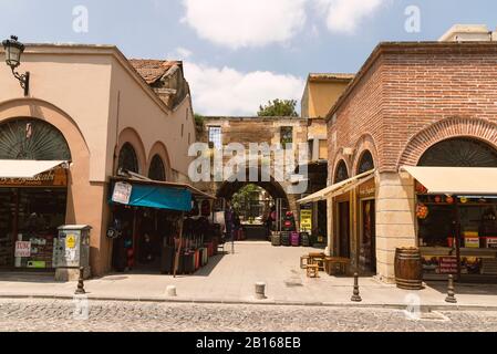 Adana, Türkei - 27. Juni 2019: Straßen des alten Adana Turkey mit historischem Uhrturm Stockfoto