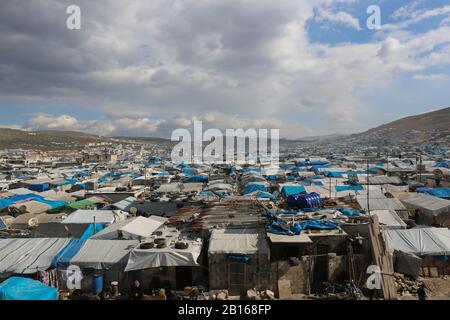 Februar 2020: Atme, Idlib. Februar 2020. Das Al-Karamah-Lager für Heimatvertriebene in der Stadt Atma in der nördlichen Landschaft von Idlib. Das Flüchtlingslager Al-Karamah ist eines der größten Flüchtlingslager Syriens und umfasst mehr als 15 Unterlager. Es wird angenommen, dass es sich um eines der ersten Flüchtlingslager in der Stadt Atma handelt und seit 2012, kurz nach Beginn des syrischen Konflikts, auf den Hügeln nahe der Grenze zwischen Syrien und der Türkei aktiv war, um Binnenvertriebene aufzunehmen. In den letzten Monaten, mit der Intensivierung der Idlib und des westlichen Aleppo mi Stockfoto