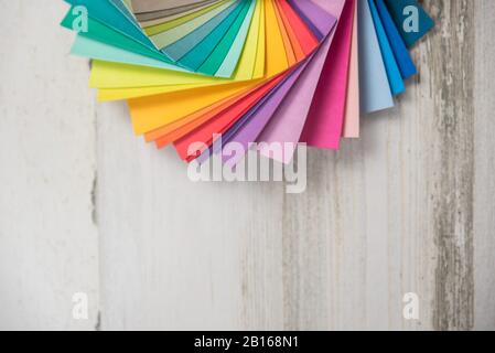 Bunte Stapel von Probentestfeldern für Farbe oder Stoff in Spectrum Regenbogenfarben mit leerem Raum für Text oder Kopie. Stockfoto