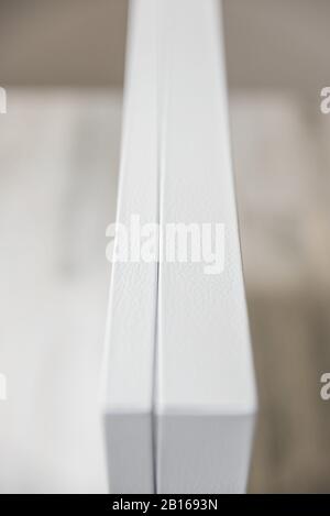 Nahansicht der Textur der hochwertigen, authentischen Albenbox aus echtem Leder mit leerem Platzbedarf für Text oder Text. Stockfoto
