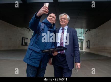 David Davis, Abgeordneter für Haltemprice und Howden und ehemaliger Brexit Secretary, hat eine selfie, nachdem er in den BBC Studios auf der "The Andrew Marr Show" zu sehen war. Stockfoto