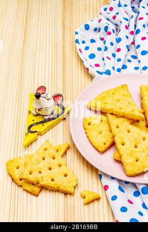 Lustige Kekse. Festliche Käsekrecker, Neujahrsnackkonzept. Essen, Mausskulptur, Serviette. Holzbohlen Hintergrund, Kopierbereich, Nahaufnahme Stockfoto