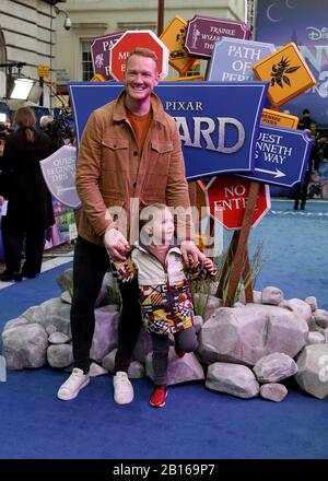 Greg Rutherford mit seinem Sohn, der bei der UK-Premiere von Onward auf der Curzon Mayfair in London ankam. Stockfoto