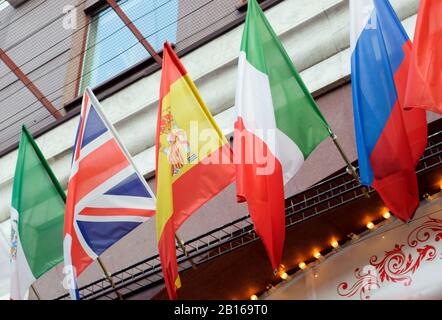 Nationalflaggen Italiens, Großbritanniens, Spaniens, Mexikos und Russlands an der Wand des Gebäudes Stockfoto