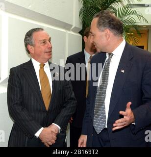 Der New Yorker Bürgermeister Michael Bloomberg trifft im Rahmen seines Guts am 13. März 2002 in Washington, D.C. auf die Senatoren der Vereinigten Staaten Chuck Schumer (Demokrat von New York) und Hillary Rodham Clinton (Demokratin von New York). Der Bürgermeister sollte auch die Senatoren und die anderen Mitglieder der Kongressdelegation von New York über die finanziellen Bedürfnisse der Stadt informieren. Credit: Sachs/CNP/MediaPunch Stockfoto