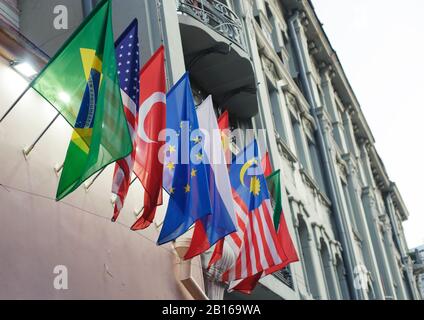 Nationalflaggen Brasiliens, der USA, der Türkei, der Europäischen Union, Russlands, Chinas und Malaysia an der Wand des Gebäudes Stockfoto