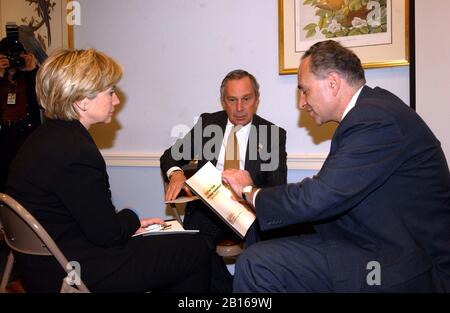 Der New Yorker Bürgermeister Michael Bloomberg trifft im Rahmen seines Guts am 13. März 2002 in Washington, D.C. auf die Senatoren der Vereinigten Staaten Chuck Schumer (Demokrat von New York) und Hillary Rodham Clinton (Demokratin von New York). Der Bürgermeister sollte auch die Senatoren und die anderen Mitglieder der Kongressdelegation von New York über die finanziellen Bedürfnisse der Stadt informieren. Credit: Sachs/CNP/MediaPunch Stockfoto