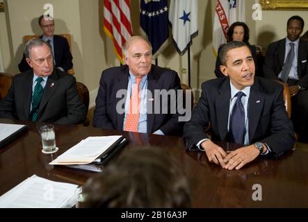 Washington, D.C. - 20. März 2009 - Präsident Barack Obama, rechts, trifft sich mit Gouverneur Ed Rendell aus Pennsylvania, dem Zentrum und dem New Yorker Bürgermeister Michael Bloomberg, links, und dem kalifornischen Gouverneur Arnold Schwarzenegger (nicht abgebildet) im Roosevelt Room des Weißen Hauses. Sie kamen zusammen, um die "Frage unserer Infrastruktur und wie wir den langfristigen Wohlstand entwickeln, der für den Erfolg Amerikas so wichtig sein wird.".Credit: CNP /MediaPunch Stockfoto