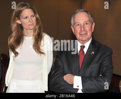 Arlington, VA - 13. April 2009 - Abby Spangler, ein Führer von "Protest Easy Guns", links; hört zu, wie New Yorker Bürgermeister Michael Bloomberg, rechts, mit Opfern und Aktivisten spricht, bevor er auf einer Pressekonferenz in Arlington auftrat. Virginia gesponsert von den Amerikanern United for Safe Streets, um eine TV-Anzeige einzuführen, die den ehemaligen Generalstaatsanwalt von Virginia Bob McDonnell, einen republikanischen Kandidaten für das Amt des Gouverneurs von Virginia, auffordert. Um seine Ablehnung, die Waffenschau zu schließen, zu überdenken, die Kriminellen erlaubt, Waffen zu kaufen, ohne am Montag, den 13. April 2009, einer Hintergrundkontrolle unterzogen zu werden..Credit: Stockfoto