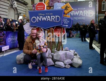 Greg Rutherford mit seinem Sohn, der bei der UK-Premiere von Onward auf der Curzon Mayfair in London ankam. Stockfoto