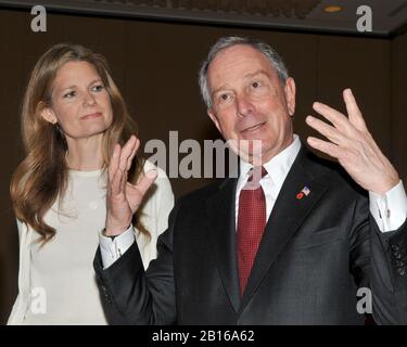 Arlington, VA - 13. April 2009 - Abby Spangler, ein Führer von "Protest Easy Guns", links; hört zu, wie New Yorker Bürgermeister Michael Bloomberg, rechts, mit Opfern und Aktivisten spricht, bevor er auf einer Pressekonferenz in Arlington auftrat. Virginia gesponsert von den Amerikanern United for Safe Streets, um eine TV-Anzeige einzuführen, die den ehemaligen Generalstaatsanwalt von Virginia Bob McDonnell, einen republikanischen Kandidaten für das Amt des Gouverneurs von Virginia, auffordert. Um seine Ablehnung, die Waffenschau zu schließen, zu überdenken, die Kriminellen erlaubt, Waffen zu kaufen, ohne am Montag, den 13. April 2009, einer Hintergrundkontrolle unterzogen zu werden..Credit: Stockfoto