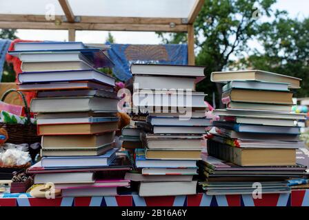Stapel von Büchern in den Regalen des Ladens Stockfoto