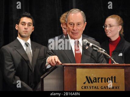 Arlington, VA - 13. April 2009 - New York City Bürgermeister Michael Bloomberg erscheint auf einer Pressekonferenz in Arlington, Virginia, die von Amerikanern United für sichere Straßen gesponsert wird, um eine Fernsehwerbung einzuführen, die den ehemaligen Virginia Staatsanwältin General Bob McDonnell, einen republikanischen Kandidaten für Gouverneur von Virginia, aufruft, Um seine Ablehnung, die Waffenschau zu schließen, zu überdenken, die Kriminellen erlaubt, Waffen zu kaufen, ohne am Montag, den 13. April 2009, einer Hintergrundkontrolle unterzogen zu werden. Omar Samaha sieht von links aus und Suzanne Grimes sieht von rechts aus..Credit: Sachs/CNP /MediaPunch(EINSCHRÄNKUNG: Kein neues Y Stockfoto